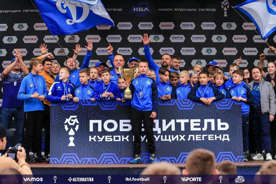 С победой, юные динамовцы-футболисты!